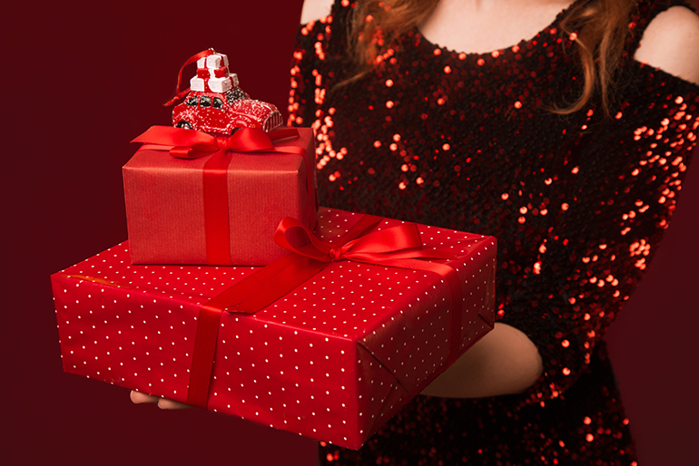 Emilcar_regali di Natale per automobilisti - ragazza con pacchetti