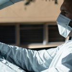 emilcar_uomo in auto indossa mascherina anti covid - alla guida