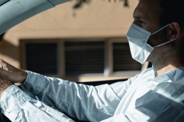 emilcar_uomo in auto indossa mascherina anti covid - alla guida