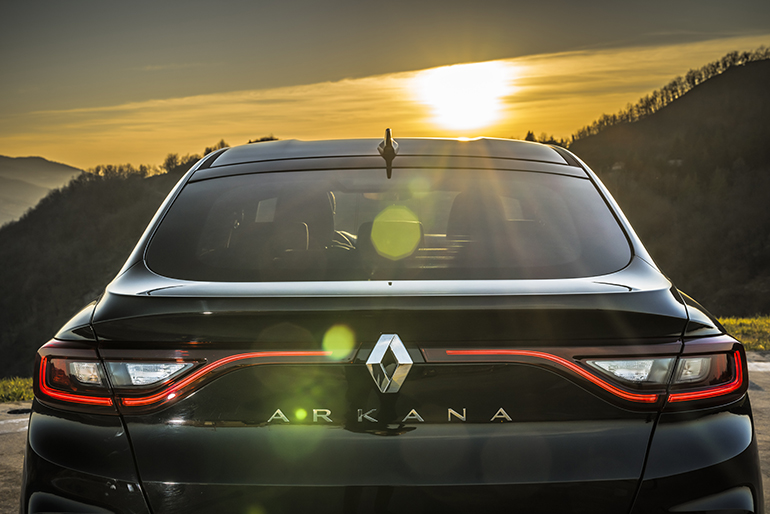 emilcar_Renault ARKANA_ retro