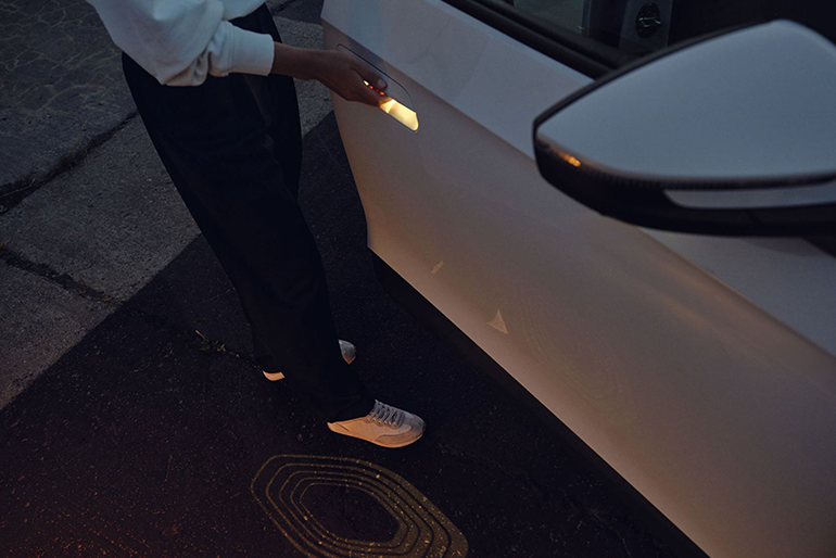 Emilcar nuova Volkswagen ID.4 - maniglia - segnale luminoso